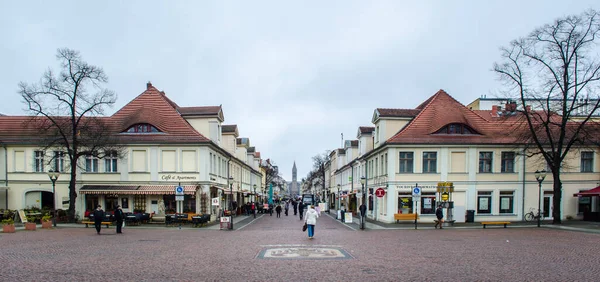 POTSDAM, GERMANY, 11 Mart 2015: Brandenburger Caddesi 'nin ünlü mardenburger tor' a ulaştığı Potsdam yakınlarında küçük bir meydan.