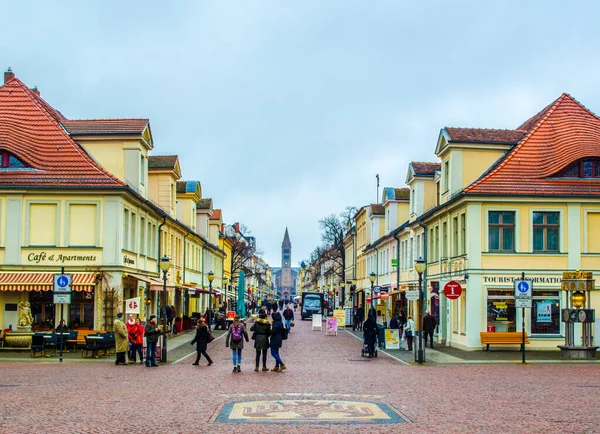 POTSDAM, GERMANY, 11 Mart 2015: Brandenburger Caddesi 'nin ünlü mardenburger tor' a ulaştığı Potsdam yakınlarında küçük bir meydan.