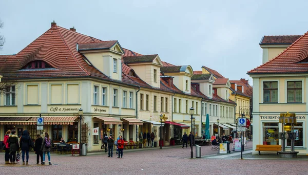 POTSDAM, GERMANY, 11 Mart 2015: Brandenburger Caddesi 'nin ünlü mardenburger tor' a ulaştığı Potsdam yakınlarında küçük bir meydan.