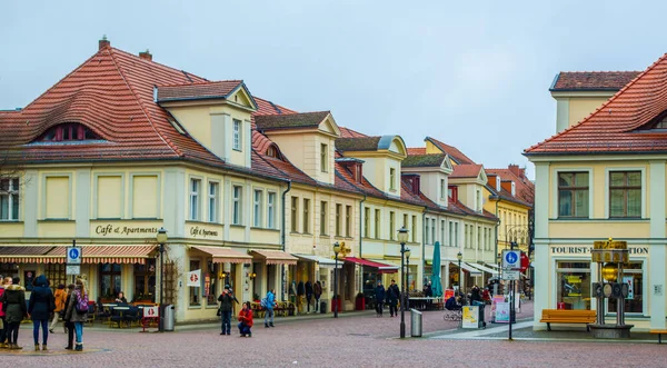 POTSDAM, GERMANY, 11 Mart 2015: Brandenburger Caddesi 'nin ünlü mardenburger tor' a ulaştığı Potsdam yakınlarında küçük bir meydan.