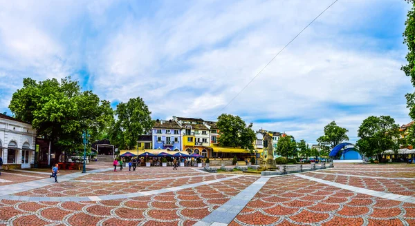 LOVECH, BULGARIA, 2 Mayıs 2016: İspanya 'nın Lovech kentinin ana meydanı