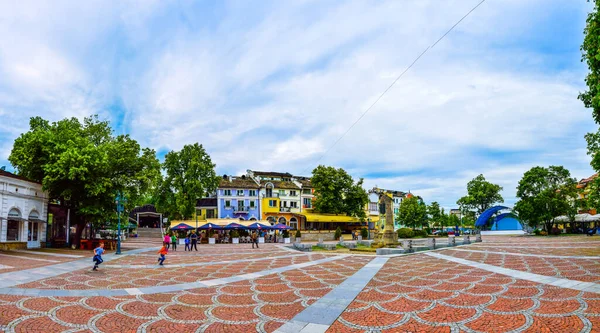 LOVECH, BULGARIA, 2 Mayıs 2016: İspanya 'nın Lovech kentinin ana meydanı