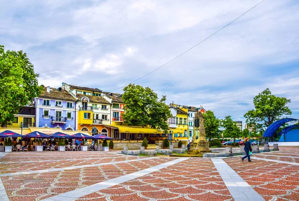 LOVECH, BULGARIA, 2 Mayıs 2016: İspanya 'nın Lovech kentinin ana meydanı