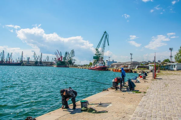 VARNA, BULGARIA, 7 Mayıs 2016: Bulgaristan 'daki varna limanının rıhtımında güneşli bir günün tadını çıkarıyorlar.