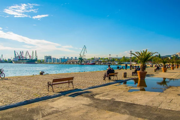 VARNA, BULGARIA, 7 Mayıs 2016: Bulgaristan 'daki varna limanının rıhtımında güneşli bir günün tadını çıkarıyorlar.