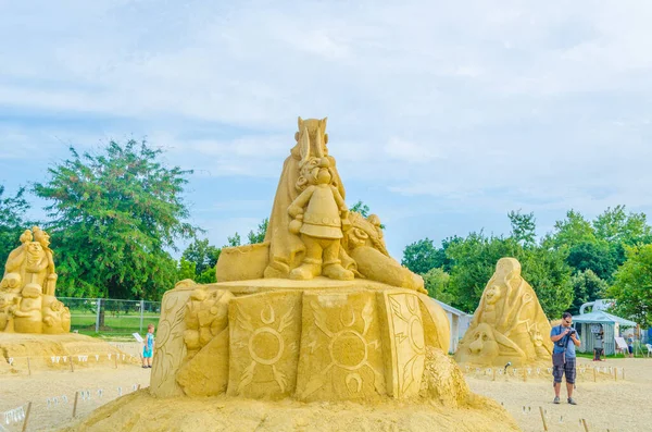 BURGAS, BULGARIA, 31 Temmuz 2014: Bulgaristan 'ın Burgaz kentindeki bir plajda yapılan kum heykellerinin manzarası.