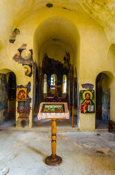 ASENOVGRAD, BULGARIA, 1 AĞUSTOS, 2014: Bulgaristan 'ın Asenovgrad kentindeki Asen Kalesi' nin içindeki Kutsal Meryem Ana Kilisesi