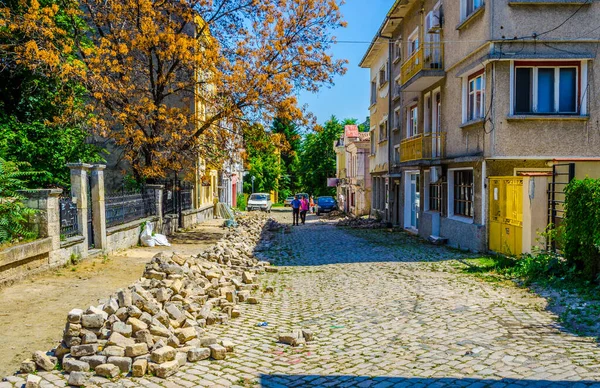 SHUMEN, BULGARIA, 3 Ağustos 2014: Bulgaristan 'ın Shumen kentinde küçük bir sokakta insanlar yürüyor