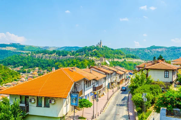 VELIKO TARNOVO, BULGARIA, 10 AĞUSTOS: Tsarevets kalesinin hakim olduğu Veliko Tarnovo 'nun havadan görünüşü
