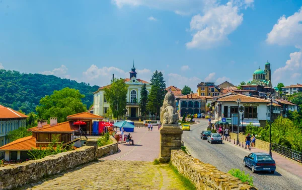 VELIKO TARNOVO, BULGARIA, 10 AĞUSTOS 2014: İnsanlar Çarevets kalesinden Veliko Tarnovo şehir merkezine doğru yürüyorlar