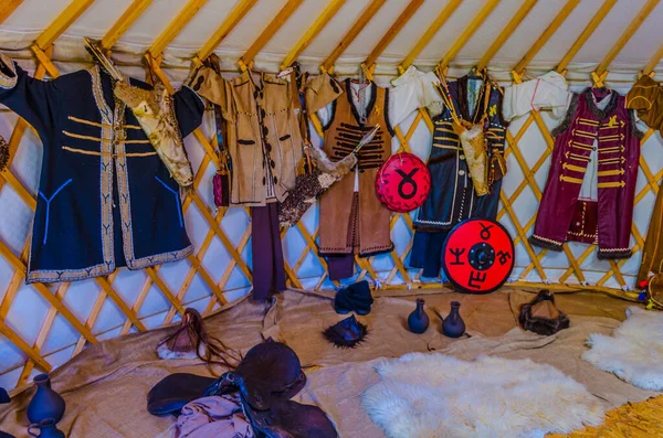 SHUMEN, BULGARIA, 29 AĞUSTOS, 2014: Shumen 'de yeniden inşa edilen ilkel Bulgar yurdunun içi