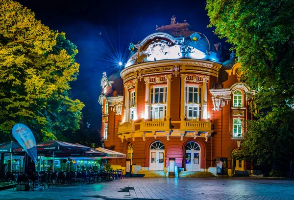 VARNA, BULGARIA, 1 Eylül 2014: Bulgaristan 'ın Varna kentinde insanlar operanın önünde içki içiyorlar.