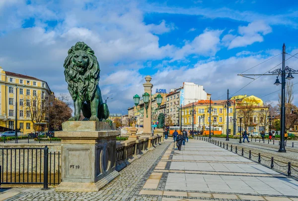 SOFYA, BULGARIA, 17 Kasım 2014: Bulgaristan 'ın Sofya kentindeki aslan köprüsünde insanlar yürüyor.