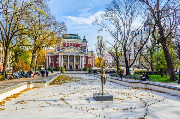 SOFYA, BULGARIA, 17 Kasım 2014: Bulgaristan 'ın Sofya kentindeki İvan Vazov tiyatrosunda insanlar geziniyor.