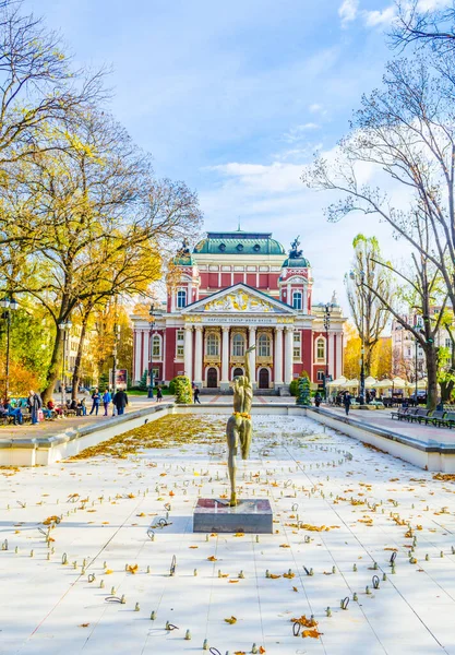 SOFYA, BULGARIA, 17 Kasım 2014: Bulgaristan 'ın Sofya kentindeki İvan Vazov tiyatrosunda insanlar geziniyor.