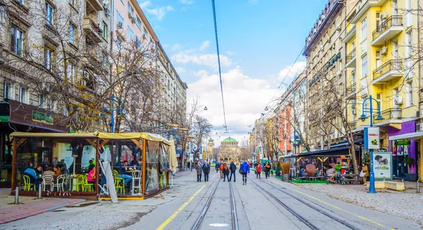 SOFYA, BULGARIA, 17 Kasım 2014: Bulgaristan 'ın orta Sofya kentindeki Vitosha bulvarında insanlar yürüyor.