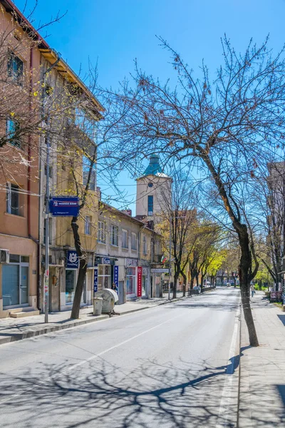 BLAGOEVGRAD, BULGARIA, 1 Nisan 2017: Blagoevgrad Bulgaristan 'da bir cadde manzarası