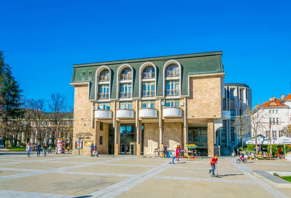 BLAGOEVGRAD, BULGARIA, 1 Nisan 2017: Bulgaristan 'ın Blagoevgrad kentindeki ana meydanda insanlar yürüyor.