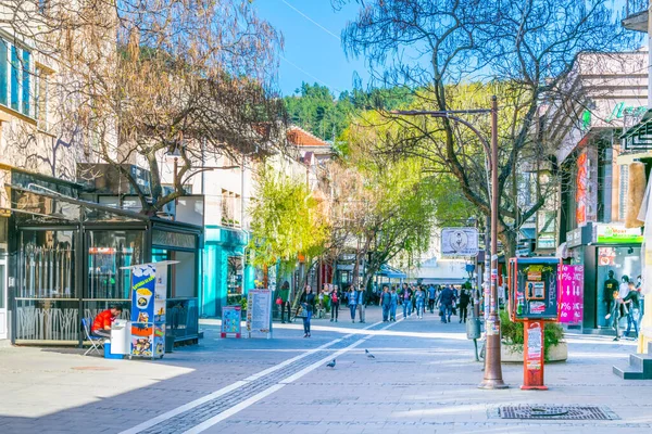 BLAGOEVGRAD, BULGARIA, 1 Nisan 2017: Blagoevgrad Bulgaristan 'da bir cadde manzarası
