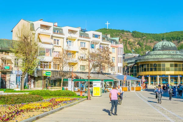 BLAGOEVGRAD, BULGARIA, 1 Nisan 2017: Bulgaristan 'ın Blagoevgrad kentindeki ana meydanda insanlar yürüyor.