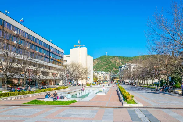 Blagoevgrad Bulgarien April 2017 Menschen Gehen Auf Dem Hauptplatz Blagoevgrad — Stockfoto