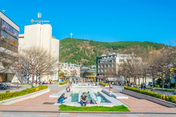 BLAGOEVGRAD, BULGARIA, 1 Nisan 2017: Bulgaristan 'ın Blagoevgrad kentindeki ana meydanda insanlar yürüyor.