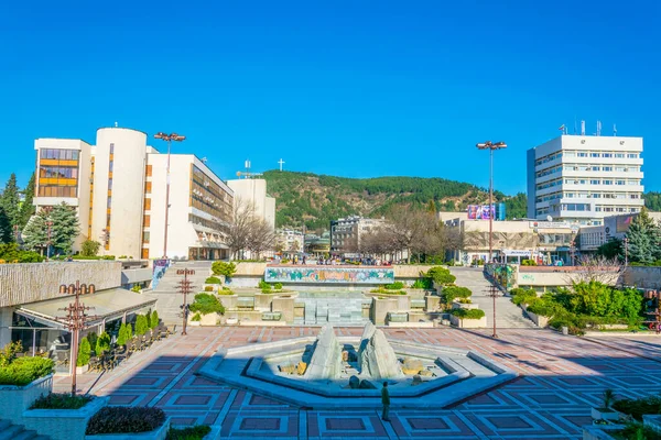 Blagoevgrad Bulgaria April 2017 People Walking Main Square Blagoevgrad Bulgaria — 스톡 사진