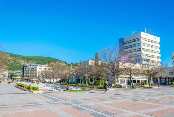 BLAGOEVGRAD, BULGARIA, 1 Nisan 2017: Bulgaristan 'ın Blagoevgrad kentindeki ana meydanda insanlar yürüyor.