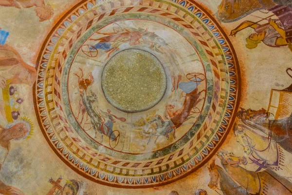 KAZANLAK, BULGARIA, 4 Haziran 2017: Bulgaristan 'ın Kazanlak kentinde antik bir Trakya mezarının içi