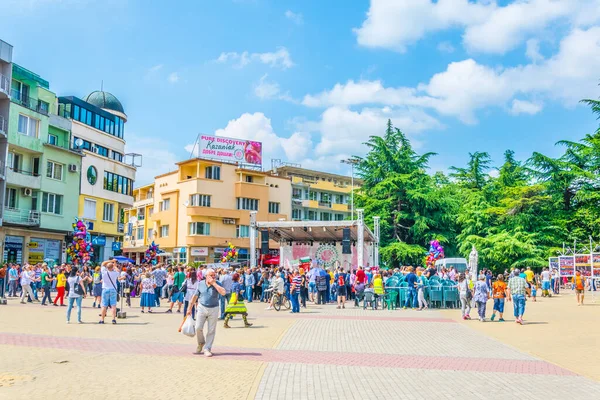 KAZANLAK, BULGARIA, 4 Haziran 2017: Bulgaristan 'ın Kazanlak kentinde düzenlenen ünlü gül festivali sırasında müzik performansı