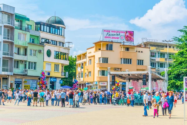 KAZANLAK, BULGARIA, 4 Haziran 2017: Bulgaristan 'ın Kazanlak kentinde düzenlenen ünlü gül festivali sırasında müzik performansı