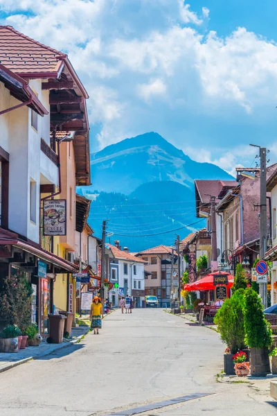 BANSKO, BULGARIA, 13 Temmuz 2017: Bansko Bulgaristan 'da bir sokak manzarası