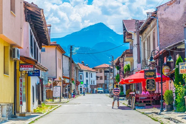 BANSKO, BULGARIA, 13 Temmuz 2017: Bansko Bulgaristan 'da bir sokak manzarası