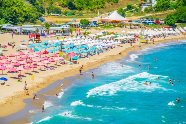 SINEMORETS, BULGARIA, 31 Temmuz 2017: Bulgaristan Sinemorets yakınlarındaki Butamyata plajında insanlar güneşli bir günün tadını çıkarıyorlar.