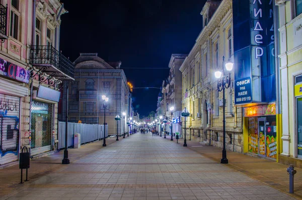 RUSE, BULGARIA, 25 Mart 2015: En büyük 5. Bulgar kasabasının şehir merkezindeki aydınlık caddenin gece görüşü - rousse.