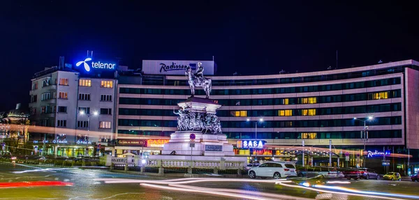 SOFYA, BULGARIA, 7 Nisan 2015: Rusya Çarı II. Alexander 'ın restore edilmiş anıtının hakim olduğu Sofya' daki Bulgar parlamentosu önündeki meydanın gece görüşü