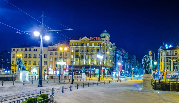 Sofia Bulgaria Abril 2015 Vista Nocturna Del Puente Leones Iluminado — Foto de Stock