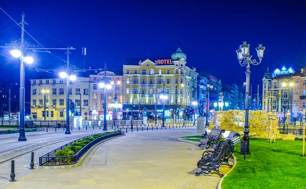 SOFIA, BULGARIA, APRIL 7, 2015: İspanya 'nın başkenti Sofya' daki aydınlanmış aslanlar köprüsünün (lavov most) gece görüşü.