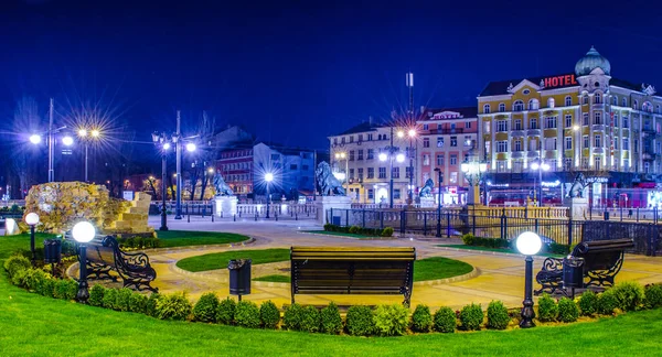 SOFIA, BULGARIA, APRIL 7, 2015: İspanya 'nın başkenti Sofya' daki aydınlanmış aslanlar köprüsünün (lavov most) gece görüşü.