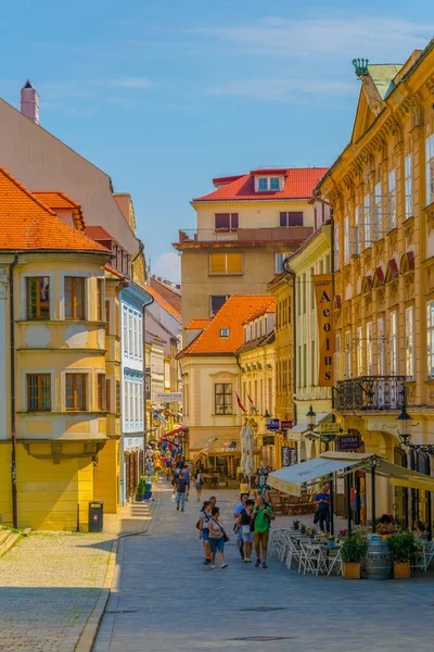 Bratislava Slovakia May 2016 人们正走过斯洛伐克布拉迪斯拉发历史中心的一条狭窄街道 — 图库照片