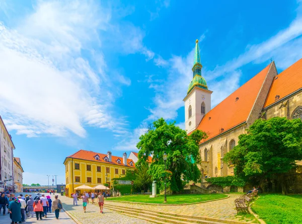 Bratislava Slovakia May 2016 People Passing Saint Martin Cathedral Historical — Stock fotografie