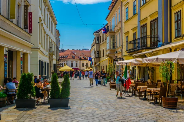 Bratislava Slovakia May 2016 People Walking Narrow Street Historical Center — Zdjęcie stockowe