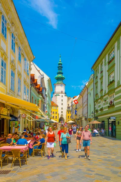 BRATISLAVA, SLOVAKIA, 28 Mayıs 2016: İnsanlar Bratislava, Slovakya 'nın tarihi merkezinde bulunan beyaz michalska kulesinin egemen olduğu Michalska caddesinde yürüyorlar