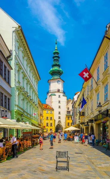 BRATISLAVA, SLOVAKIA, 28 Mayıs 2016: İnsanlar Bratislava, Slovakya 'nın tarihi merkezinde bulunan beyaz michalska kulesinin egemen olduğu Michalska caddesinde yürüyorlar
