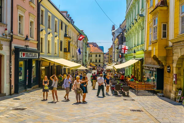 BRATISLAVA, SLOVAKIA, 28 Mayıs 2016: İnsanlar Bratislava, Slovakya 'nın tarihi merkezinde bulunan beyaz michalska kulesinin egemen olduğu Michalska caddesinde yürüyorlar