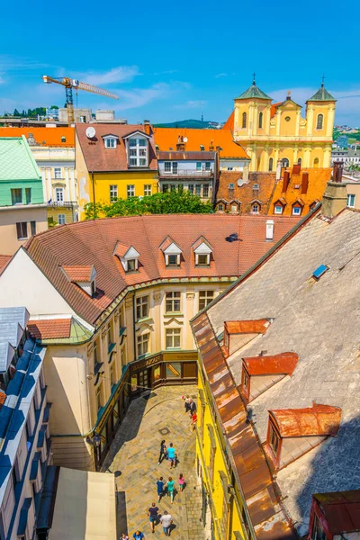 BRATISLAVA, SLOVAKIA, 28 Mayıs 2016: Bratislava, Slovakya 'daki Michalska Kulesi' nden alınan Michalska Caddesi 'nin havadan görüntüsü.