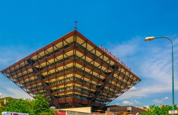 BRATISLAVA, SLOVAKIA, 28 Mayıs 2016: Slovakya Radyosu (Slovensky rozhlas) Bratislava 'da ters çevrilmiş piramit şeklinde bir bina.