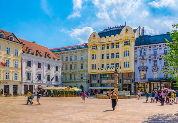 BRATISLAVA, SLOVAKIA, 28 Mayıs 2016: Slovakya başkenti bratislava 'da insanlar ana meydanda (hlavne name mestie) geziniyor