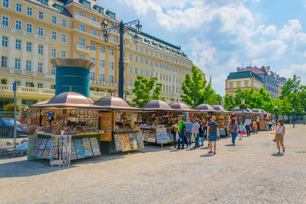 BRATISLAVA, SLOVAKIA, 28 Mayıs 2016: İnsanlar Bratislava, Slovakya 'daki Hviezdoslav Meydanı' nda geziniyor