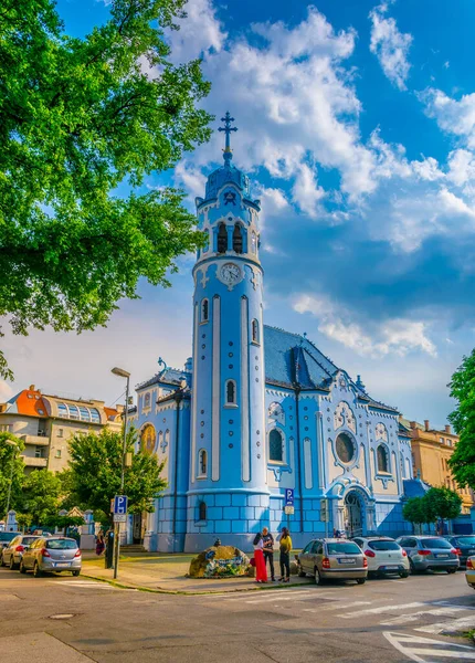BRATISLAVA, SLOVAKIA, 28 Mayıs 2016: İnsanlar Bratislava, Slovakya 'nın simgelerinden biri olan Saint Elizabeth Macar Kilisesi önünde toplanıyorlar.
